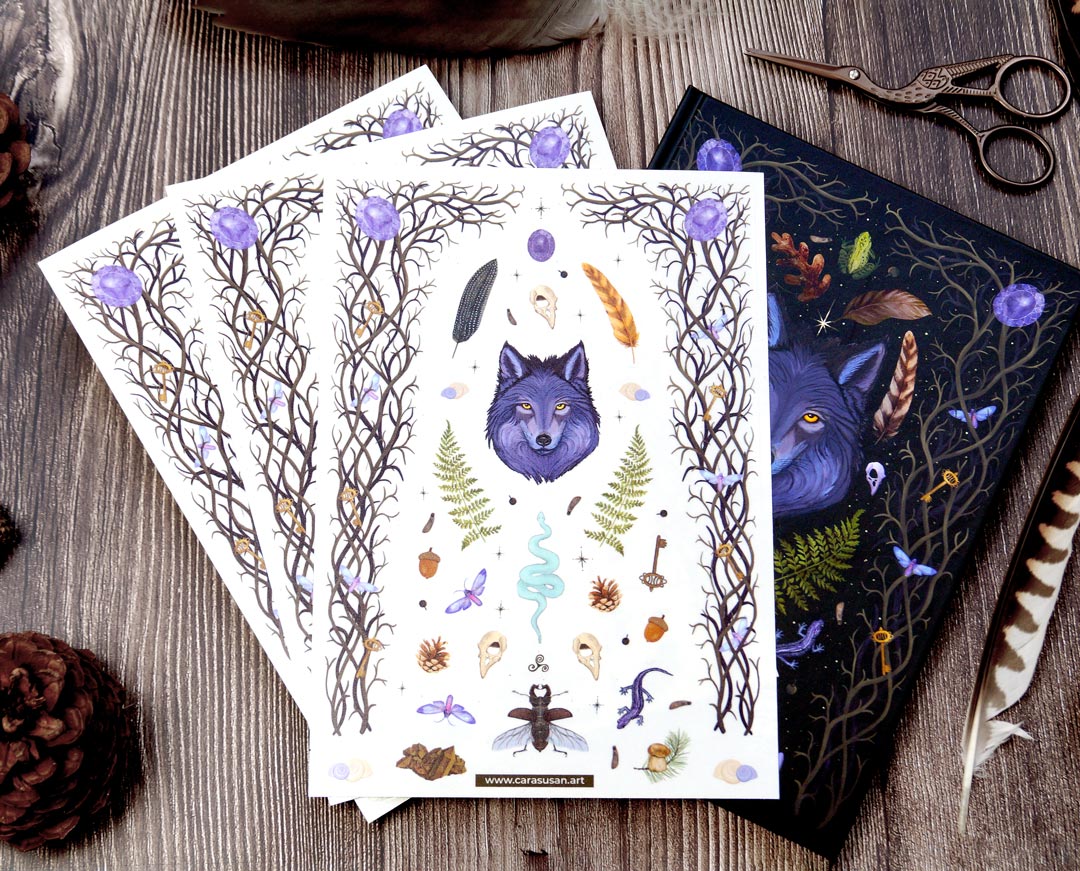 Wald Hexen Stickerbogen für Bullet Journaling, Scrapbooking und Deko - Witchy Vibes - Der Wolf und die geheimnisvollen Symbole der Natur bringen eine besondere, mystische Atmosphäre auf die transparenten Sticker und lassen sich ideal für Bulletjournaling, Scrapbooking und Dekoration verwenden. Ob Krähenfedern, Schlüsseln oder Edelsteinen – jedes Detail ist inspiriert von der Welt des Waldes.
Perfekt, um deinem Planer oder Tagebuch das gewisse magische Etwas zu geben.