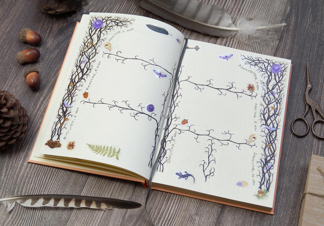 Bulletjournal Wochenlayout mit Wald Hexen Stickerbogen für Bullet Journaling, Scrapbooking und Deko - Witchy Vibes - Der Wolf und die geheimnisvollen Symbole der Natur bringen eine besondere, mystische Atmosphäre auf die transparenten Sticker und lassen sich ideal für Bulletjournaling, Scrapbooking und Dekoration verwenden. Ob Krähenfedern, Schlüsseln oder Edelsteinen – jedes Detail ist inspiriert von der Welt des Waldes.
Perfekt, um deinem Planer oder Tagebuch das gewisse magische Etwas zu geben.