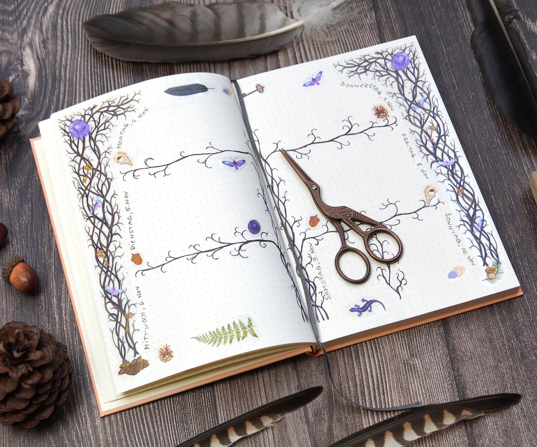 Bulletjournal Wochenlayout mit Wald Hexen Stickerbogen für Bullet Journaling, Scrapbooking und Deko - Witchy Vibes - Der Wolf und die geheimnisvollen Symbole der Natur bringen eine besondere, mystische Atmosphäre auf die transparenten Sticker und lassen sich ideal für Bulletjournaling, Scrapbooking und Dekoration verwenden. Ob Krähenfedern, Schlüsseln oder Edelsteinen – jedes Detail ist inspiriert von der Welt des Waldes.
Perfekt, um deinem Planer oder Tagebuch das gewisse magische Etwas zu geben.