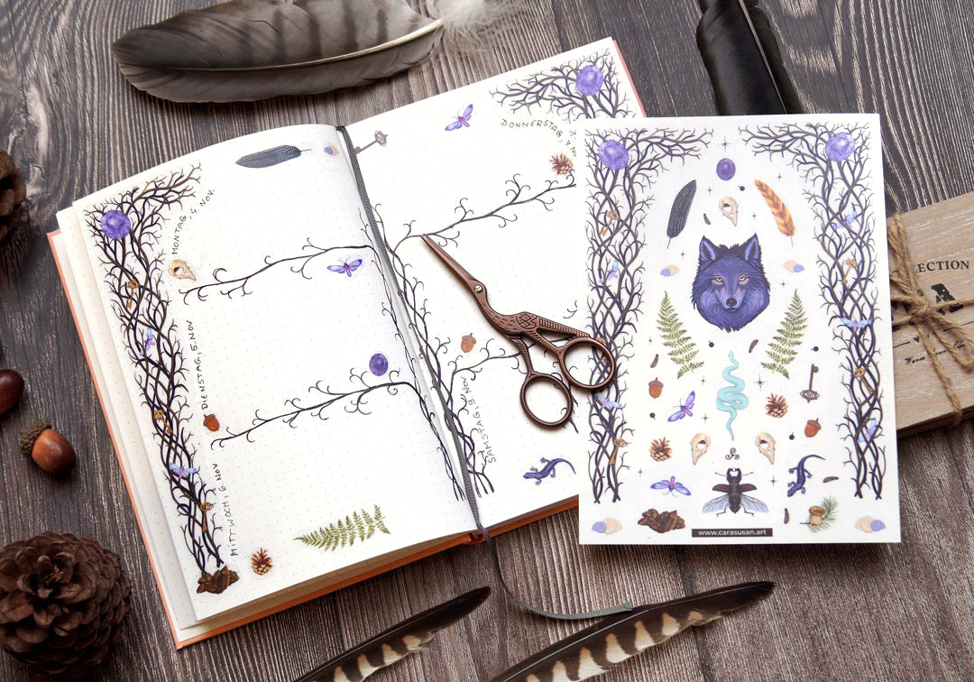 Wald Hexen Stickerbogen für Bullet Journaling, Scrapbooking und Deko - Witchy Vibes - Der Wolf und die geheimnisvollen Symbole der Natur bringen eine besondere, mystische Atmosphäre auf die transparenten Sticker und lassen sich ideal für Bulletjournaling, Scrapbooking und Dekoration verwenden. Ob Krähenfedern, Schlüsseln oder Edelsteinen – jedes Detail ist inspiriert von der Welt des Waldes.
Perfekt, um deinem Planer oder Tagebuch das gewisse magische Etwas zu geben.