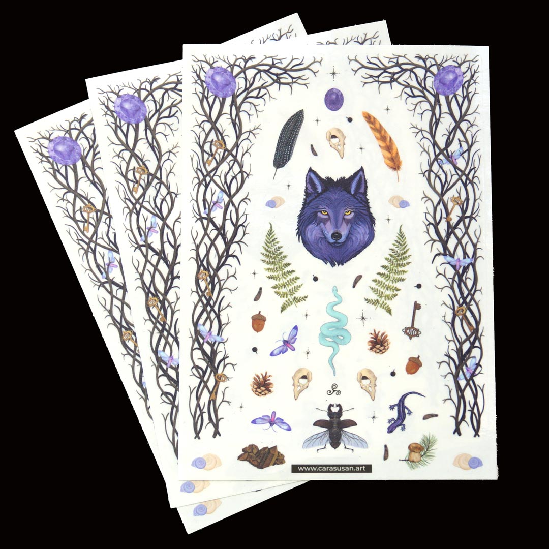 Wald Hexen Stickerbogen für Bullet Journaling, Scrapbooking und Deko - Witchy Vibes - Der Wolf und die geheimnisvollen Symbole der Natur bringen eine besondere, mystische Atmosphäre auf die transparenten Sticker und lassen sich ideal für Bulletjournaling, Scrapbooking und Dekoration verwenden. Ob Krähenfedern, Schlüsseln oder Edelsteinen – jedes Detail ist inspiriert von der Welt des Waldes.
Perfekt, um deinem Planer oder Tagebuch das gewisse magische Etwas zu geben.