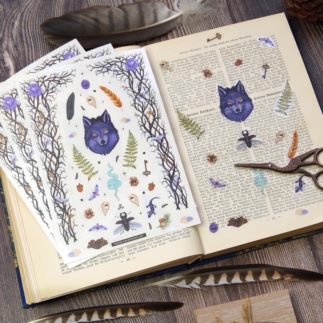 Wald Hexen Stickerbogen für Bullet Journaling, Scrapbooking und Deko - Witchy Vibes - Der Wolf und die geheimnisvollen Symbole der Natur bringen eine besondere, mystische Atmosphäre auf die transparenten Sticker und lassen sich ideal für Bulletjournaling, Scrapbooking und Dekoration verwenden. Ob Krähenfedern, Schlüsseln oder Edelsteinen – jedes Detail ist inspiriert von der Welt des Waldes.
Perfekt, um deinem Planer oder Tagebuch das gewisse magische Etwas zu geben.