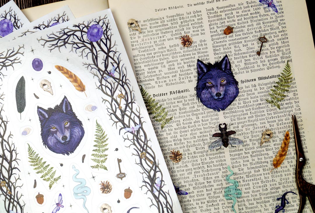 Wald Hexen Stickerbogen für Bullet Journaling, Scrapbooking und Deko - Witchy Vibes - Der Wolf und die geheimnisvollen Symbole der Natur bringen eine besondere, mystische Atmosphäre auf die transparenten Sticker und lassen sich ideal für Bulletjournaling, Scrapbooking und Dekoration verwenden. Ob Krähenfedern, Schlüsseln oder Edelsteinen – jedes Detail ist inspiriert von der Welt des Waldes.
Perfekt, um deinem Planer oder Tagebuch das gewisse magische Etwas zu geben.